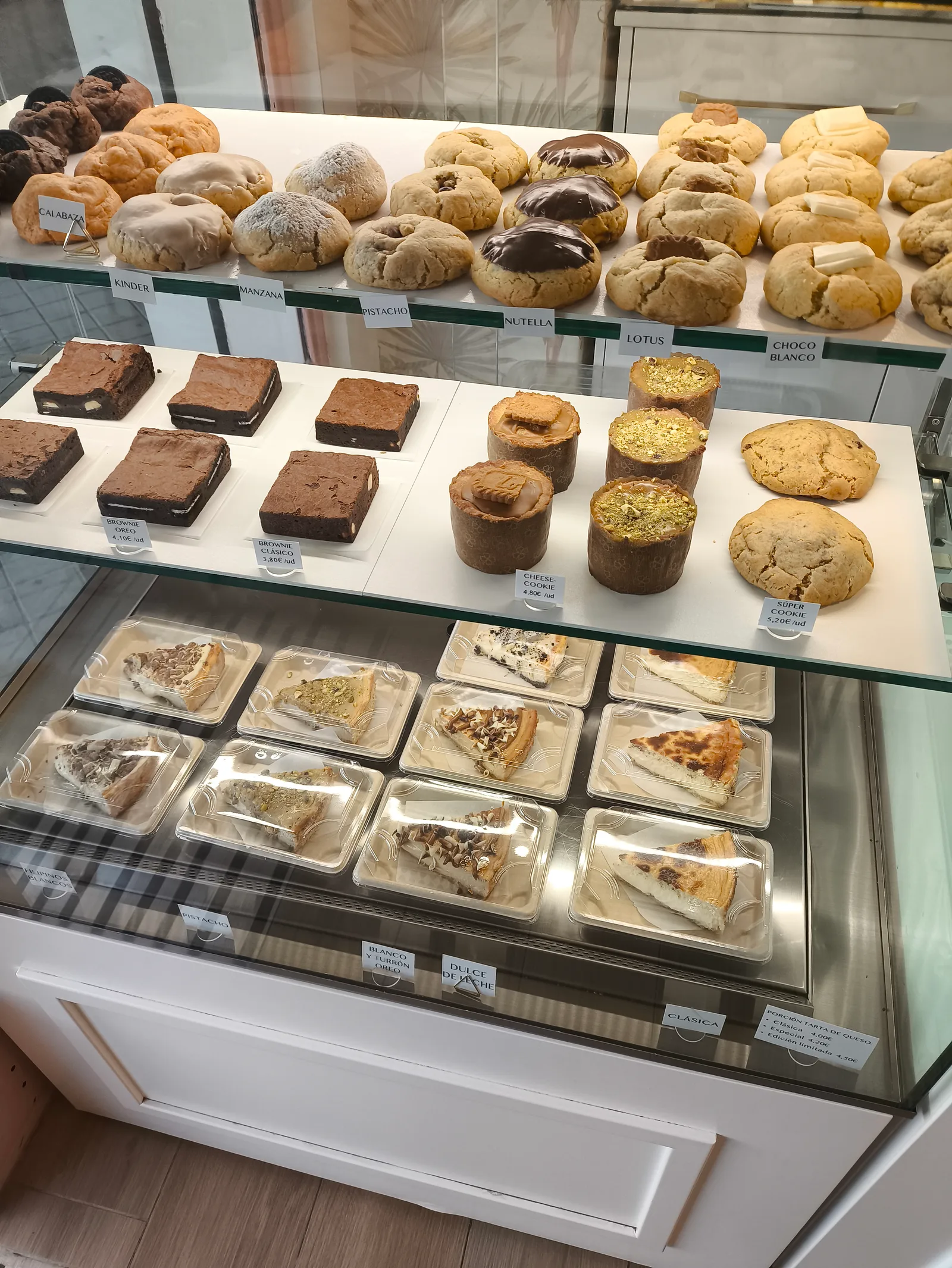 Main view at Estapallorarle, bakery by Manmen Granada — travel photo