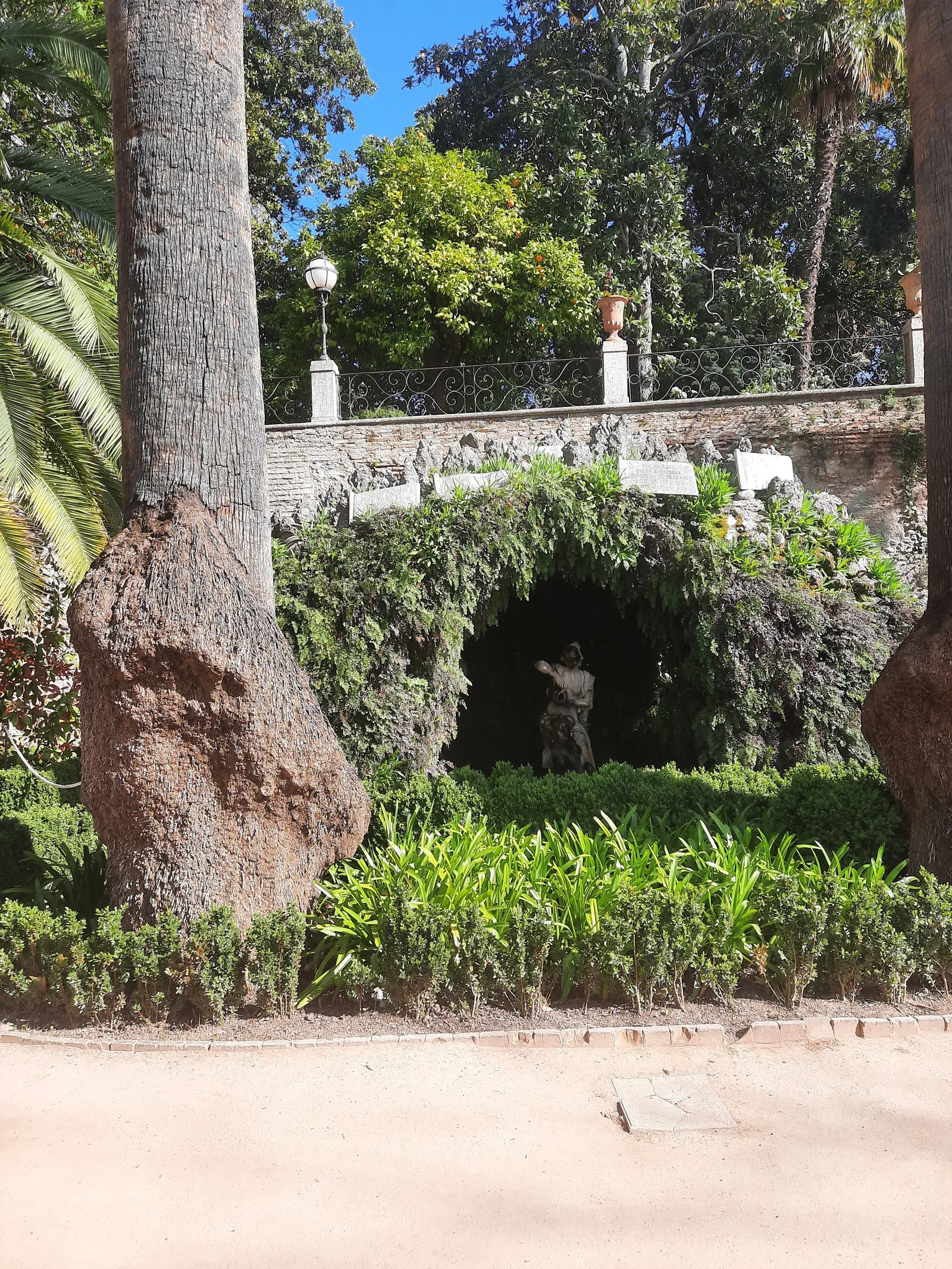 Atmosphere at Francés Garden Granada — travel photo
