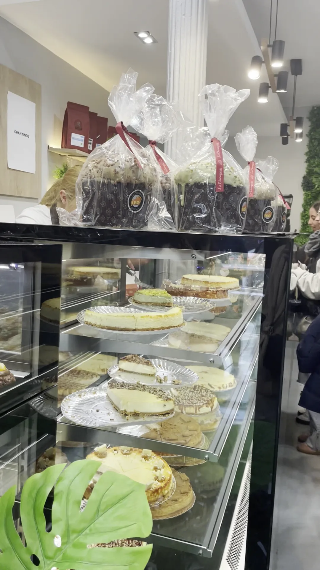 Atmosphere at La Cheesequería Granada — travel photo