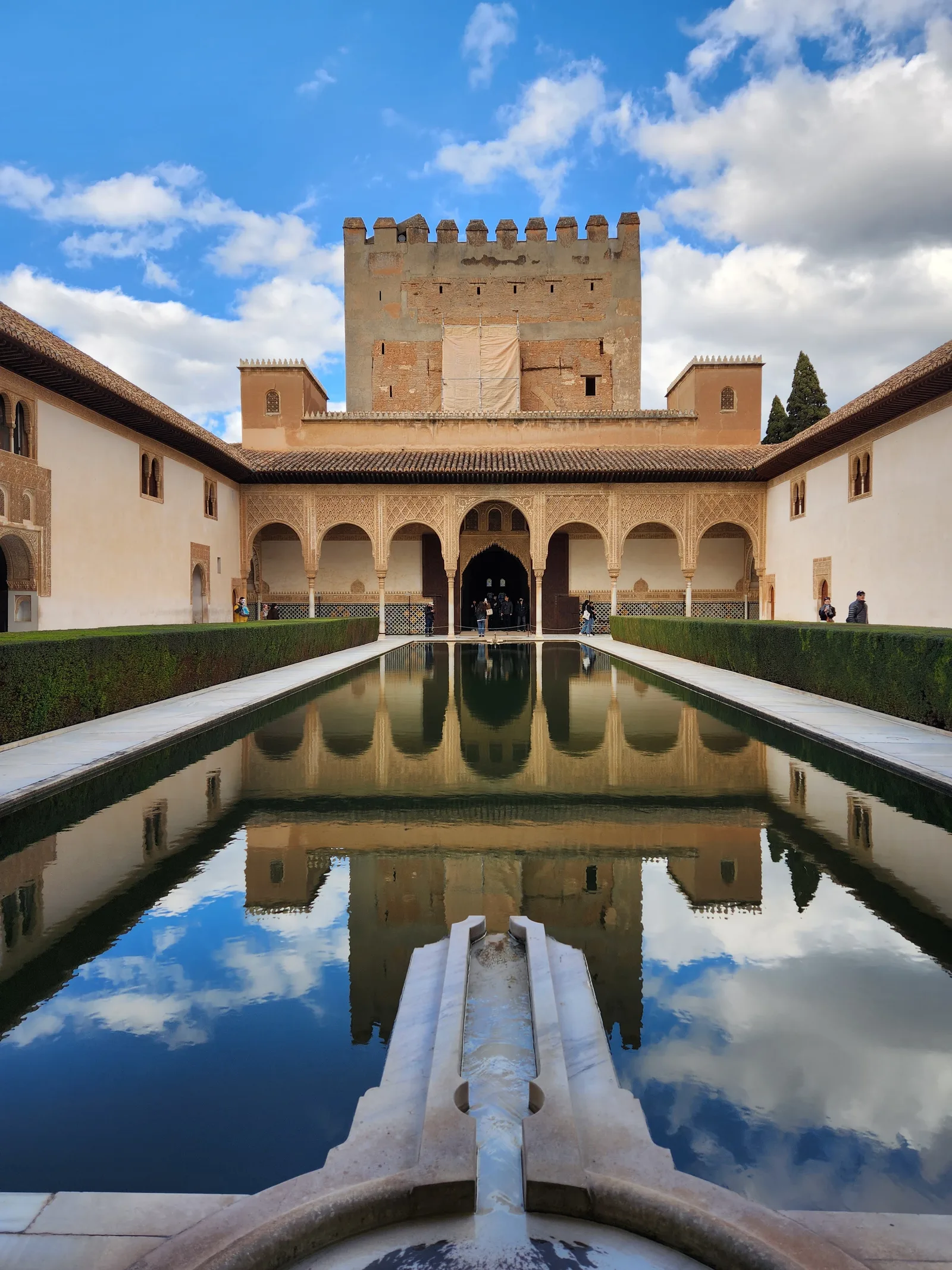 Atmosphere at Plaza de los Aljibes de la Alhambra Granada — travel photo