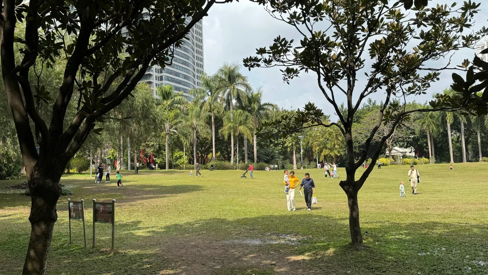 Details at Dongfeng Park Guangzhou — travel photo