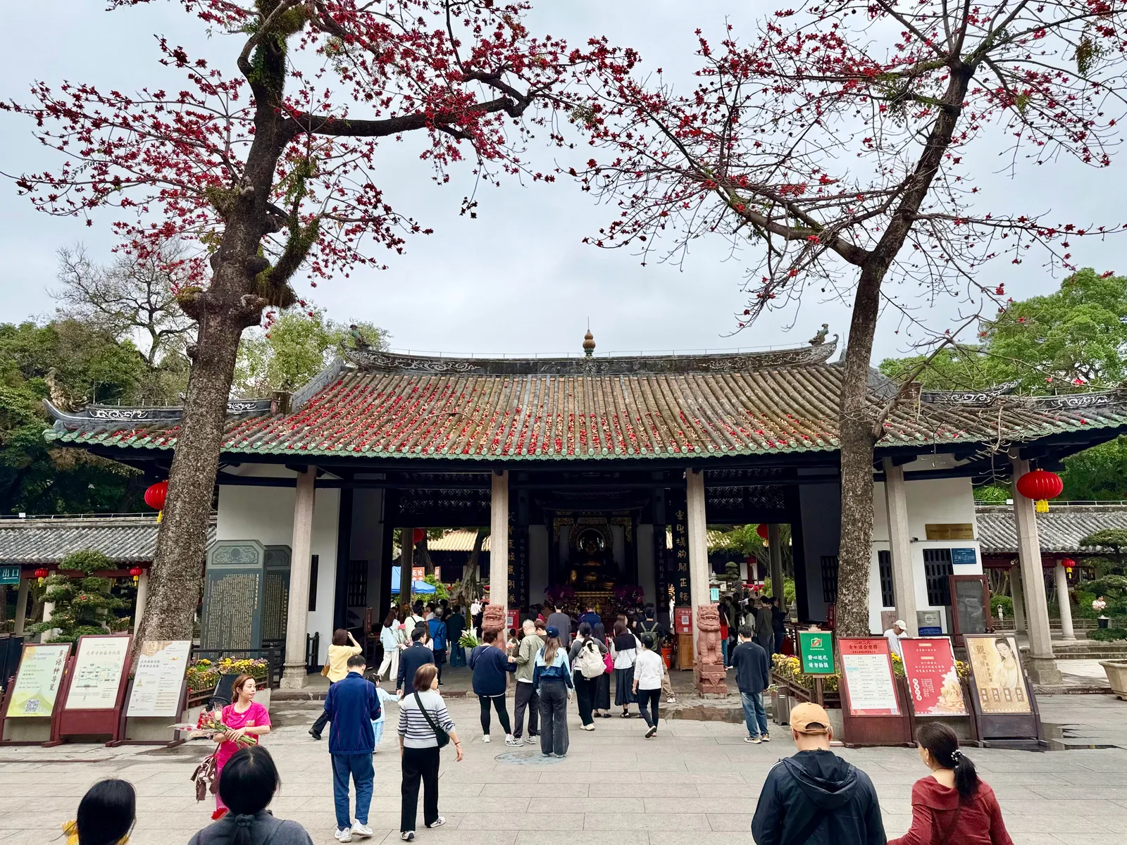 Interior at Guangxiao Temple Guangzhou — travel photo