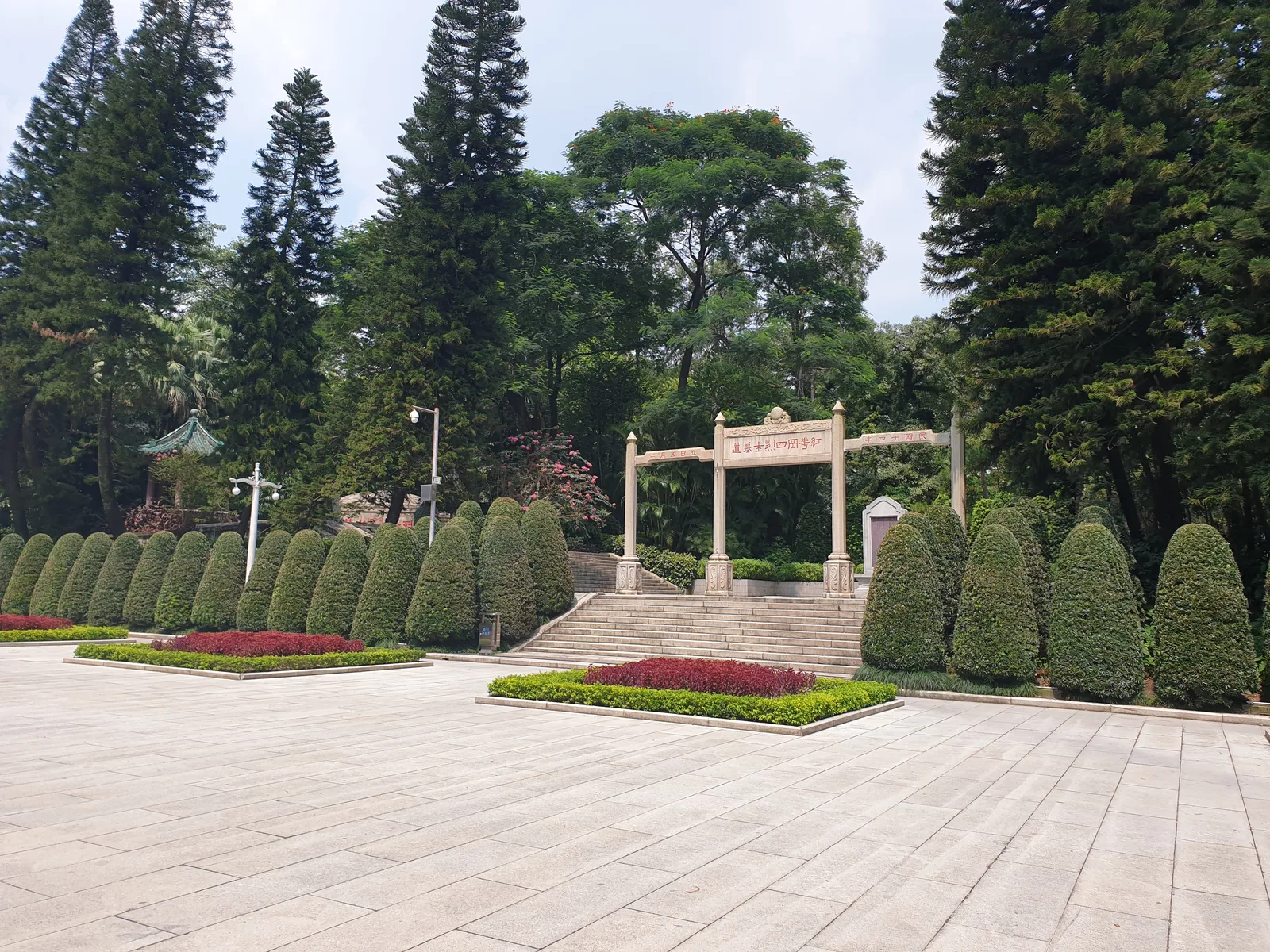 Atmosphere at Guangzhou Gongshe Martyrs' Cemetery Guangzhou — travel photo