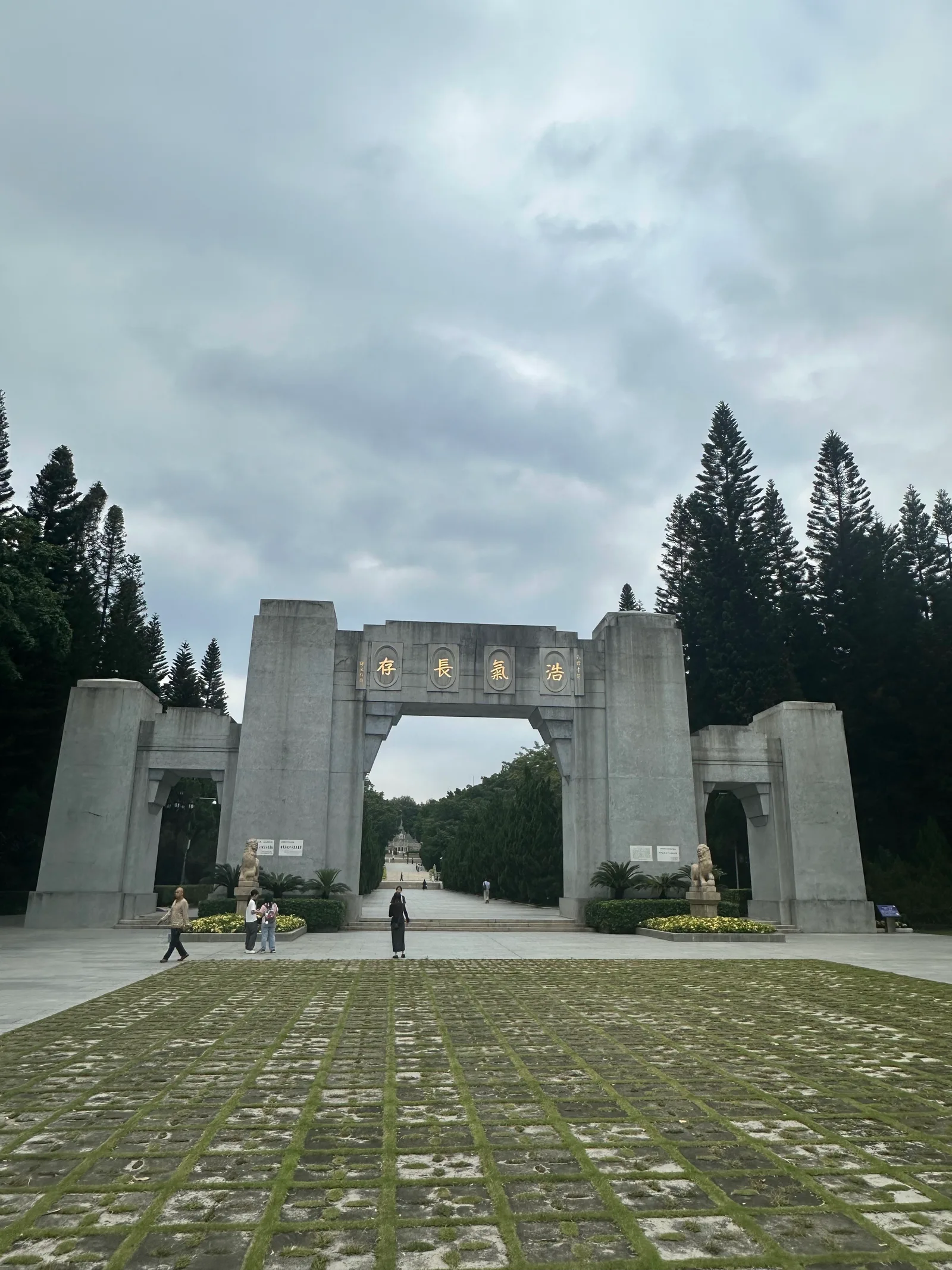 Main view at Guangzhou Huanghuagang Commemoration Park （Southeast Gate 2） Guangzhou — travel photo