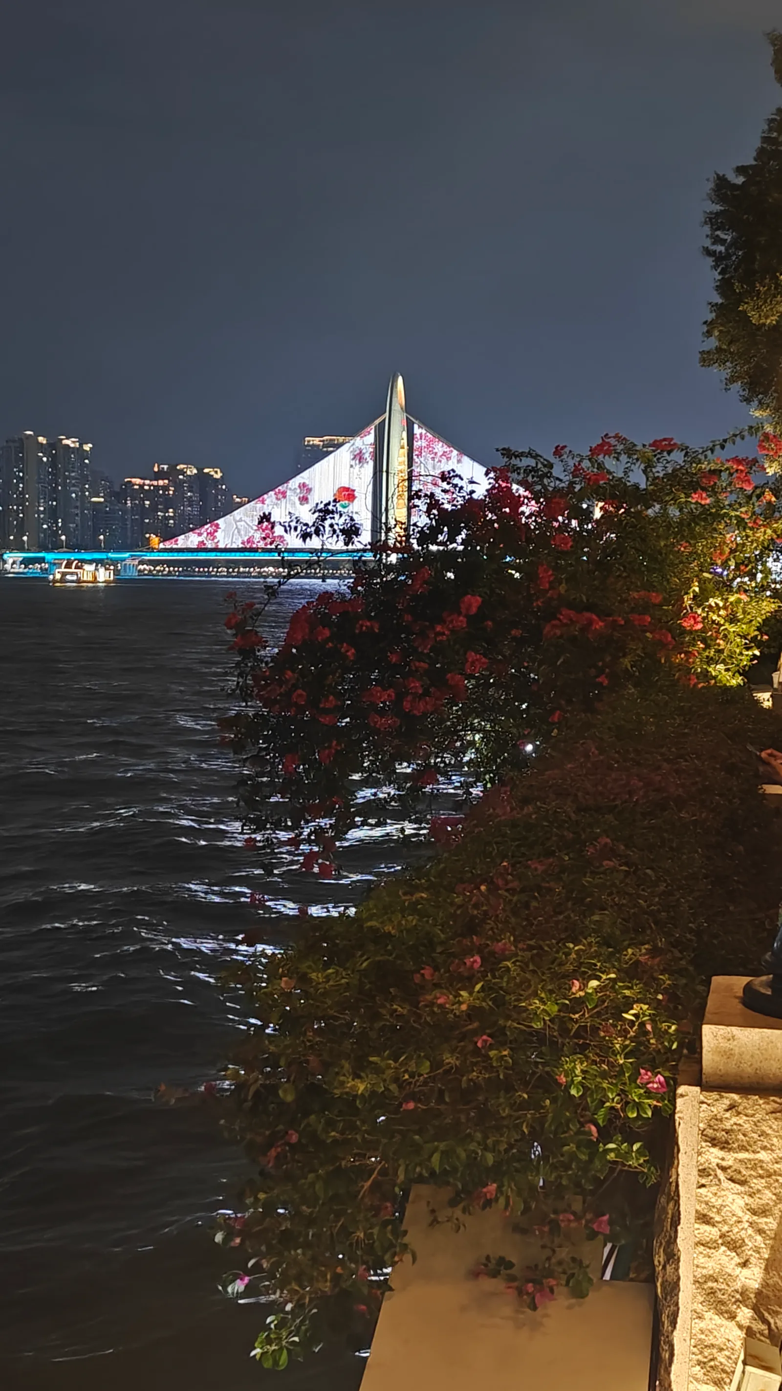 Atmosphere at Hongcheng Park （East Gate） Guangzhou — travel photo