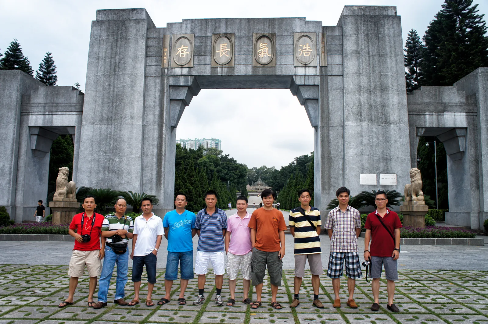 Main view at Huanghuagang Tomb of 72 Martyrs Road Guangzhou — travel photo