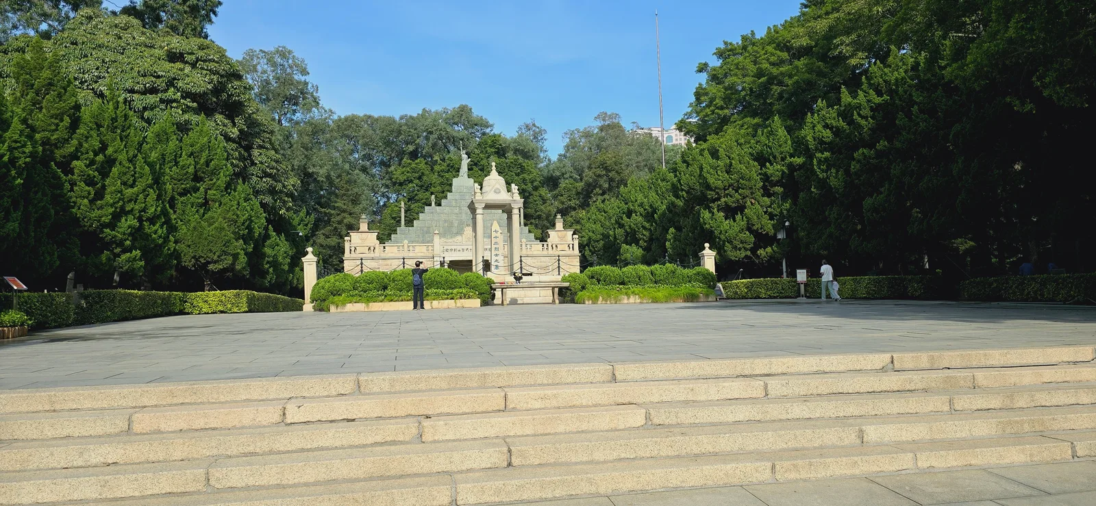 Atmosphere at Huanghuagang Tomb of 72 Martyrs Road Guangzhou — travel photo