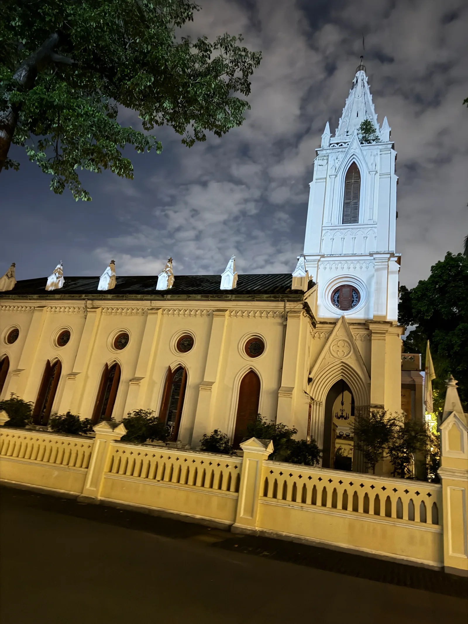 Atmosphere at Our Lady of Lourdes Chapel, Shamian Island Guangzhou — travel photo