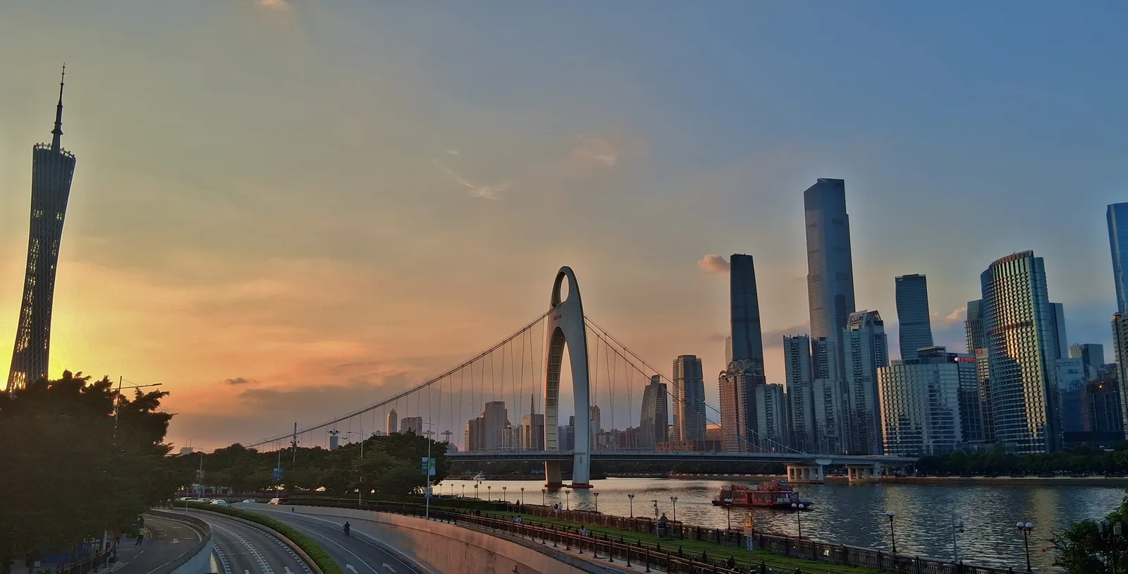 Atmosphere at Party Pier Plaza Guangzhou — travel photo