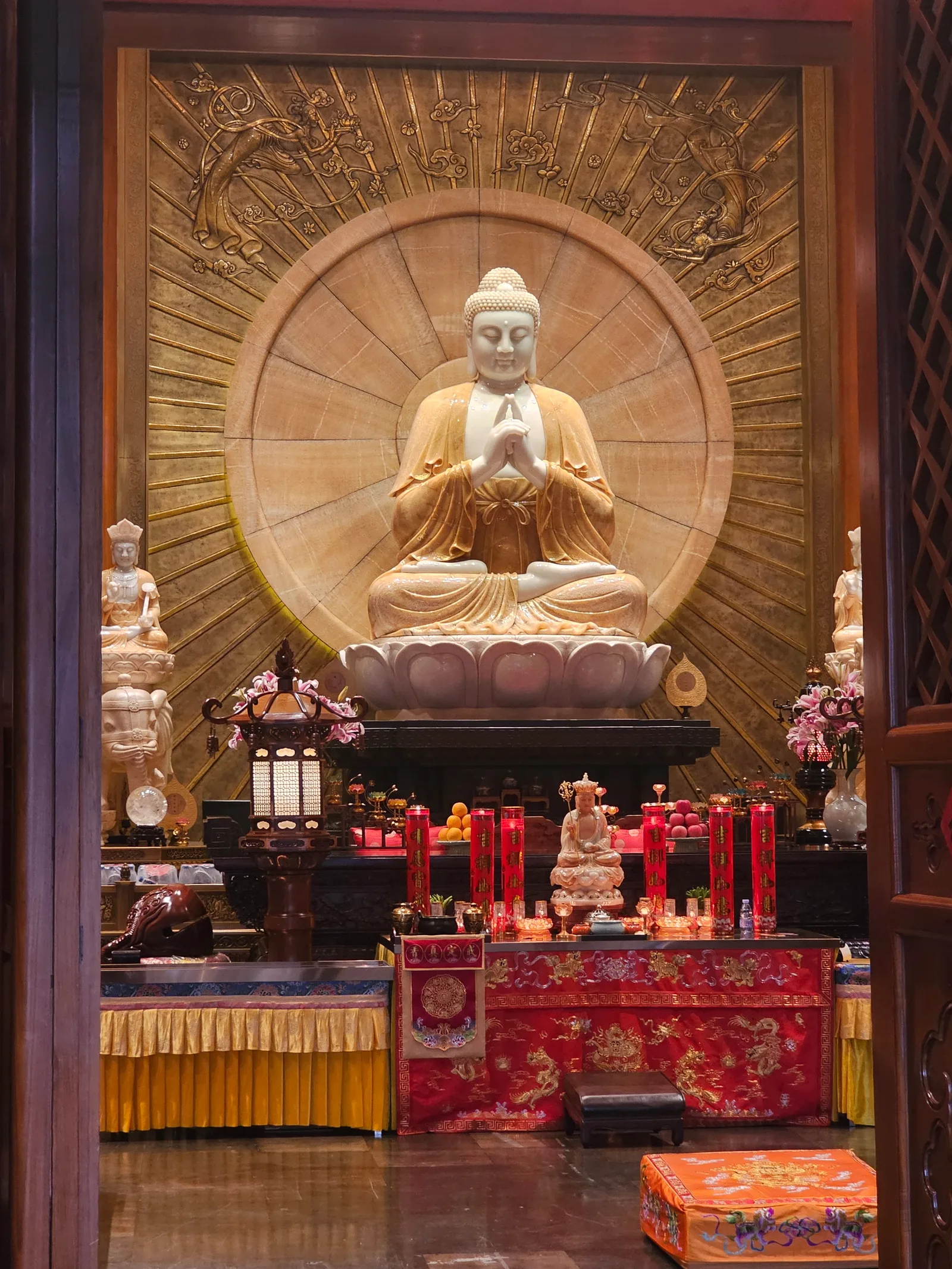 Interior at 大佛古寺 Guangzhou — travel photo