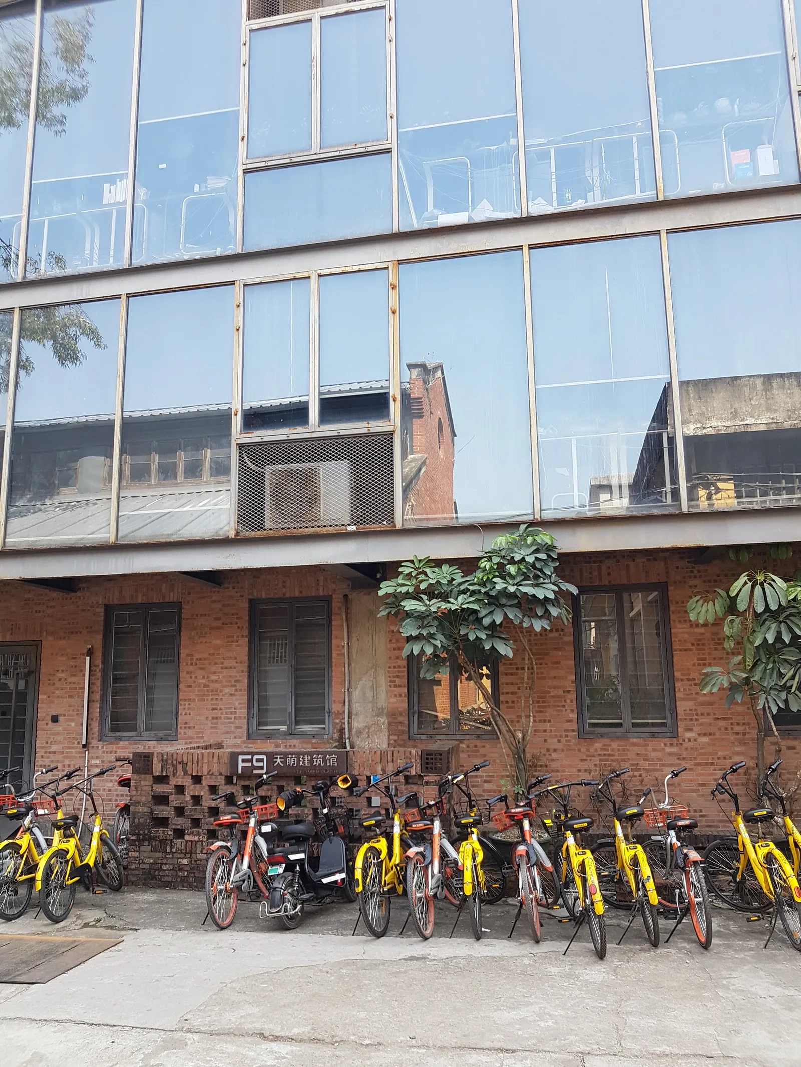 Atmosphere at 红专厂 Guangzhou — travel photo