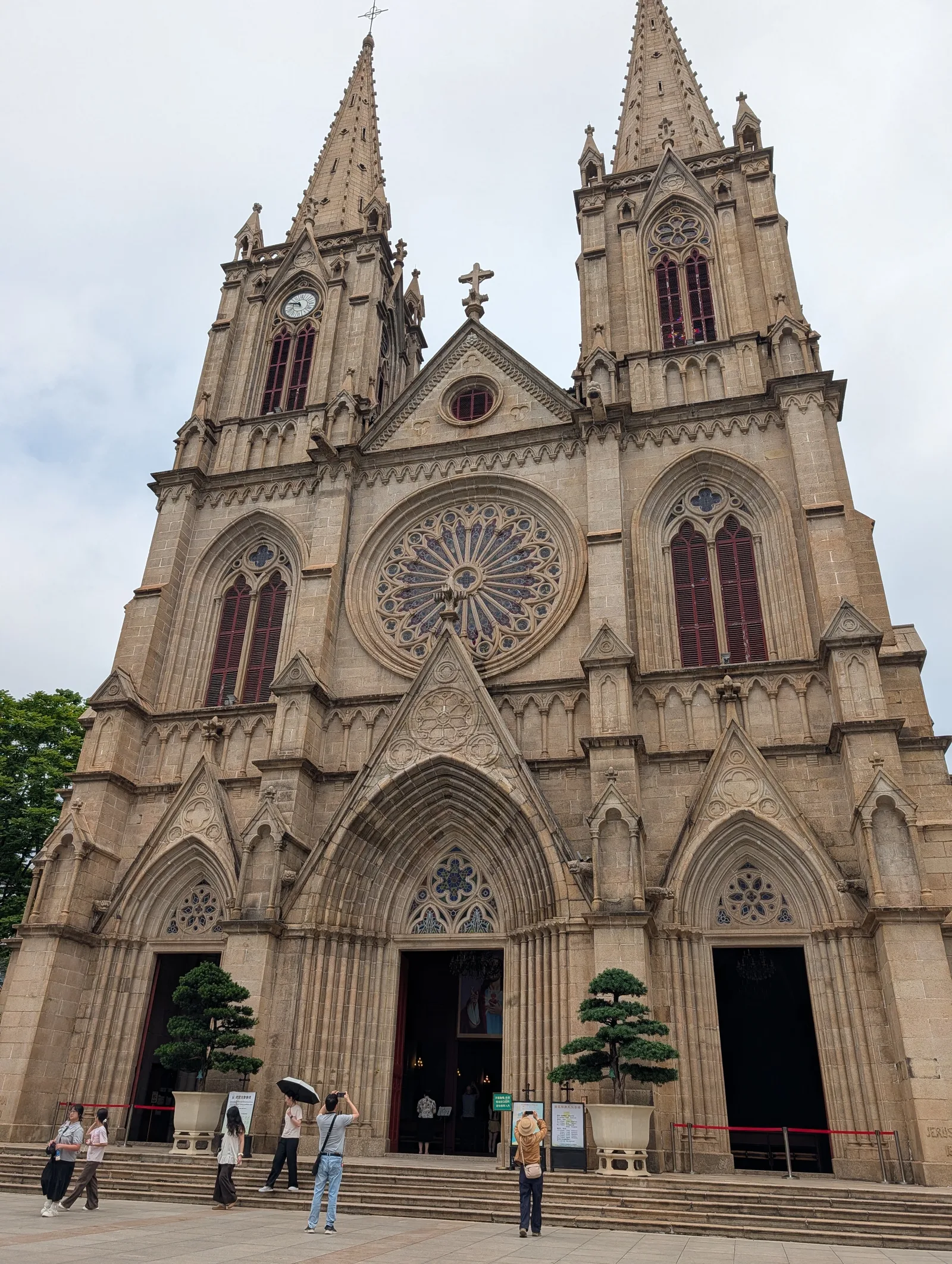 Details at 石室圣心大教堂 Guangzhou — travel photo