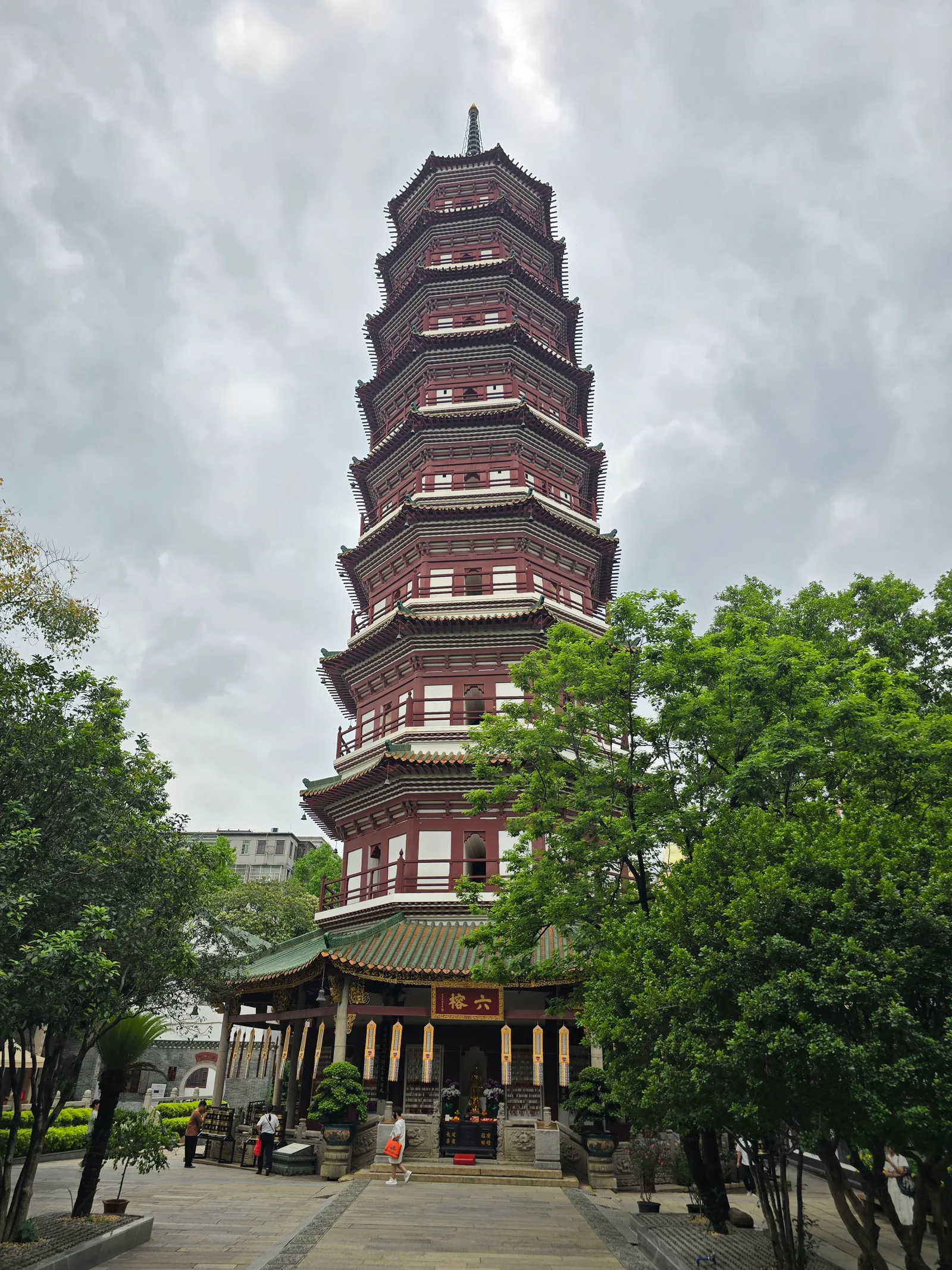 Atmosphere at Temple of the Six Banyan Trees Guangzhou — travel photo