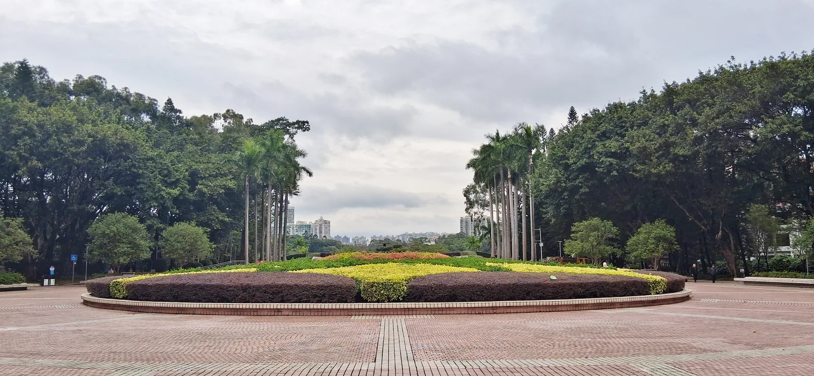 Atmosphere at Tianhe Park Guangzhou — travel photo