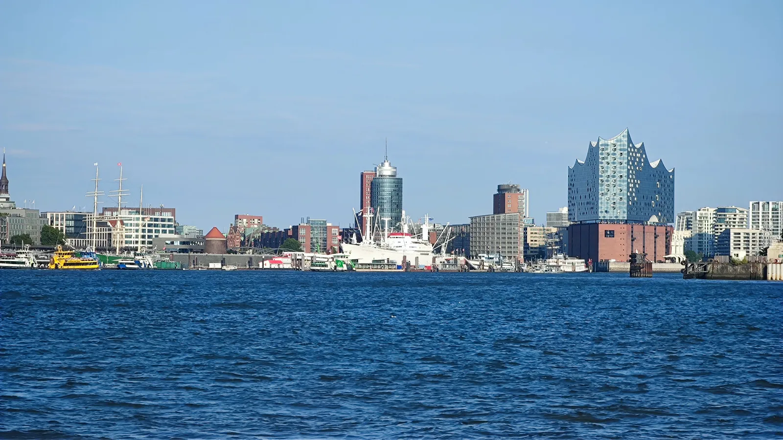 Main view at Hamburg Harbor Hamburg — travel photo