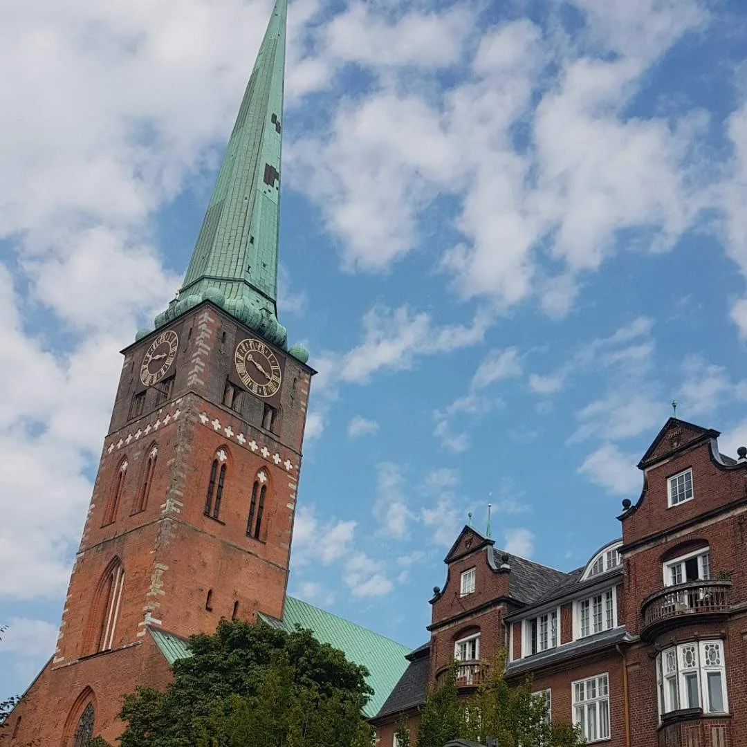 Interior at Park benches with Alster view Hamburg — travel photo