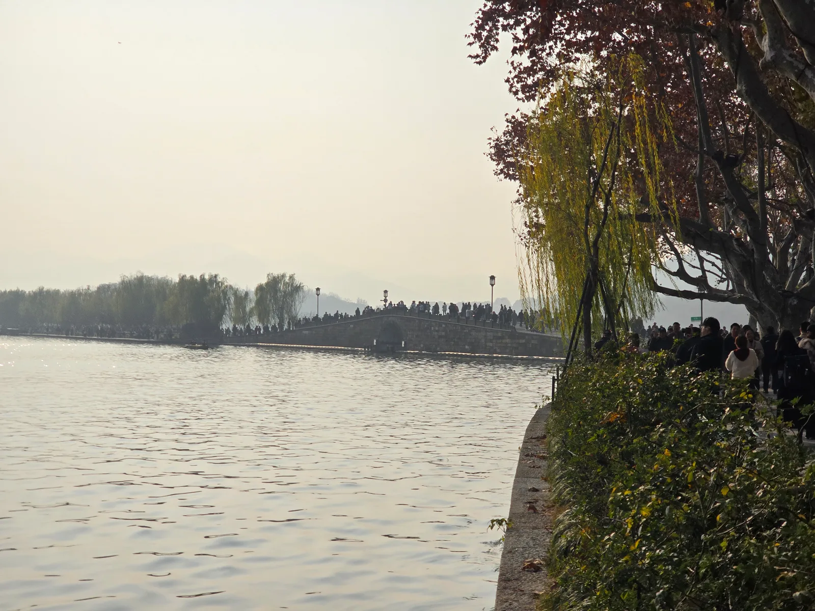 Atmosphere at 断桥 Hangzhou — travel photo
