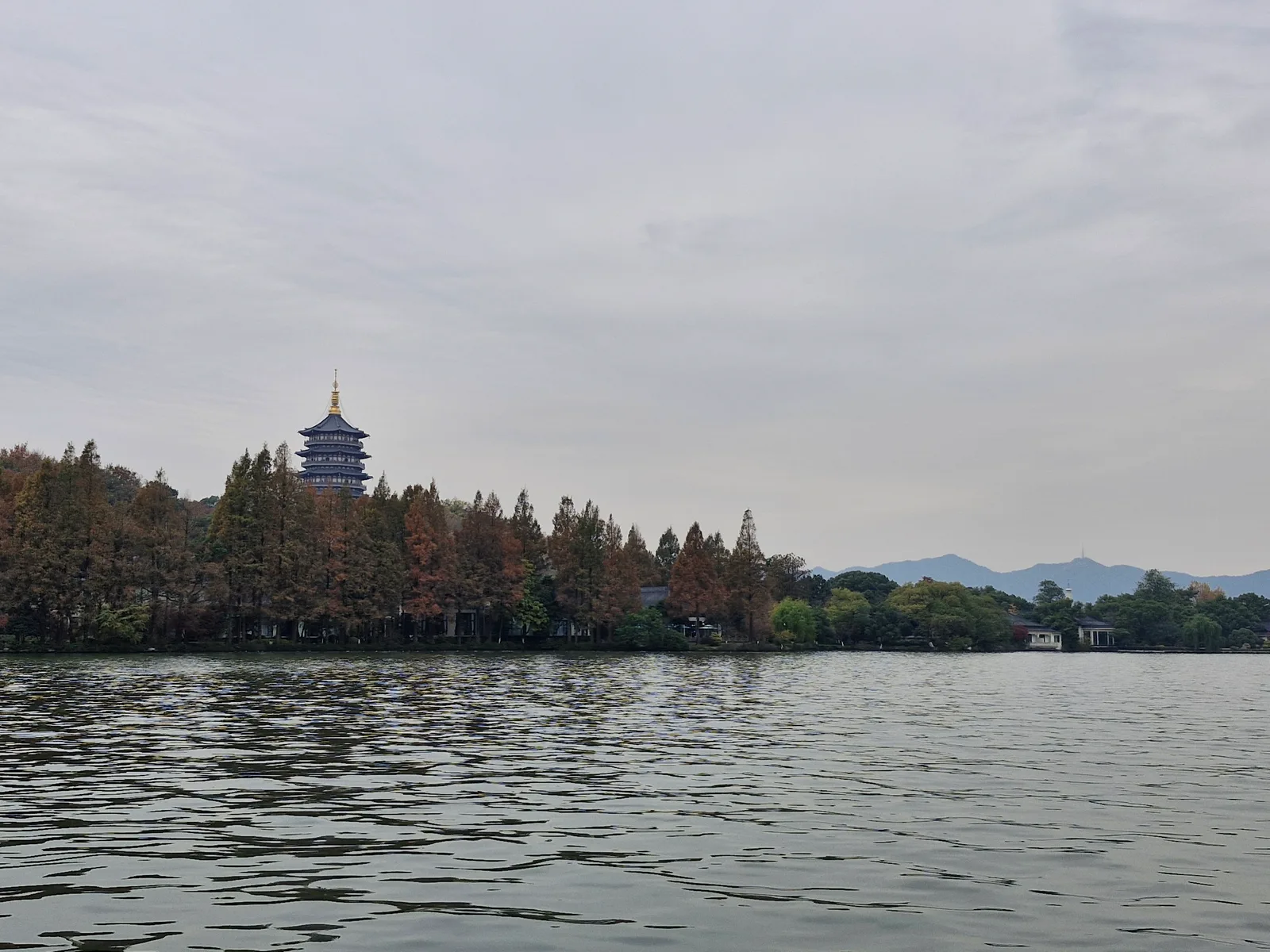Atmosphere at Shuangtou Bridge Hangzhou — travel photo