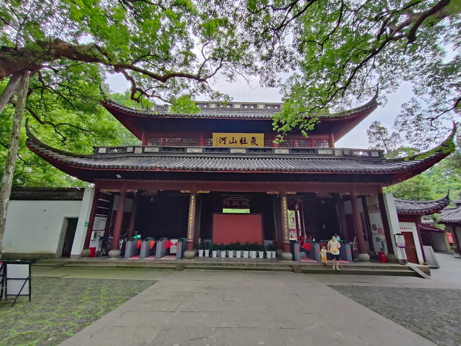 Main view at Yue Fei Temple Hangzhou — travel photo