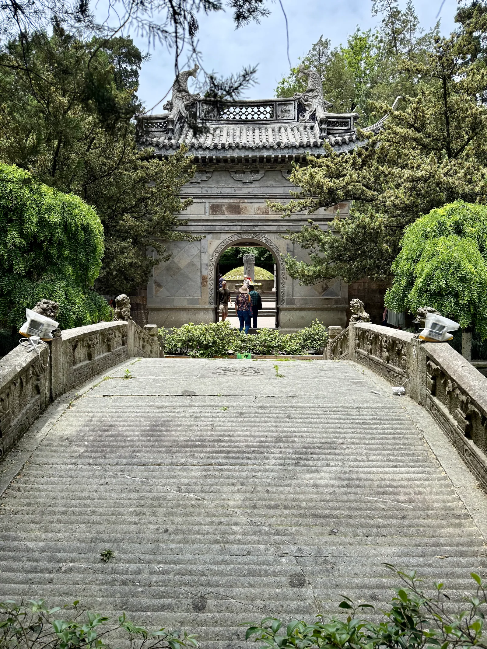 Atmosphere at Yue Fei Temple Hangzhou — travel photo