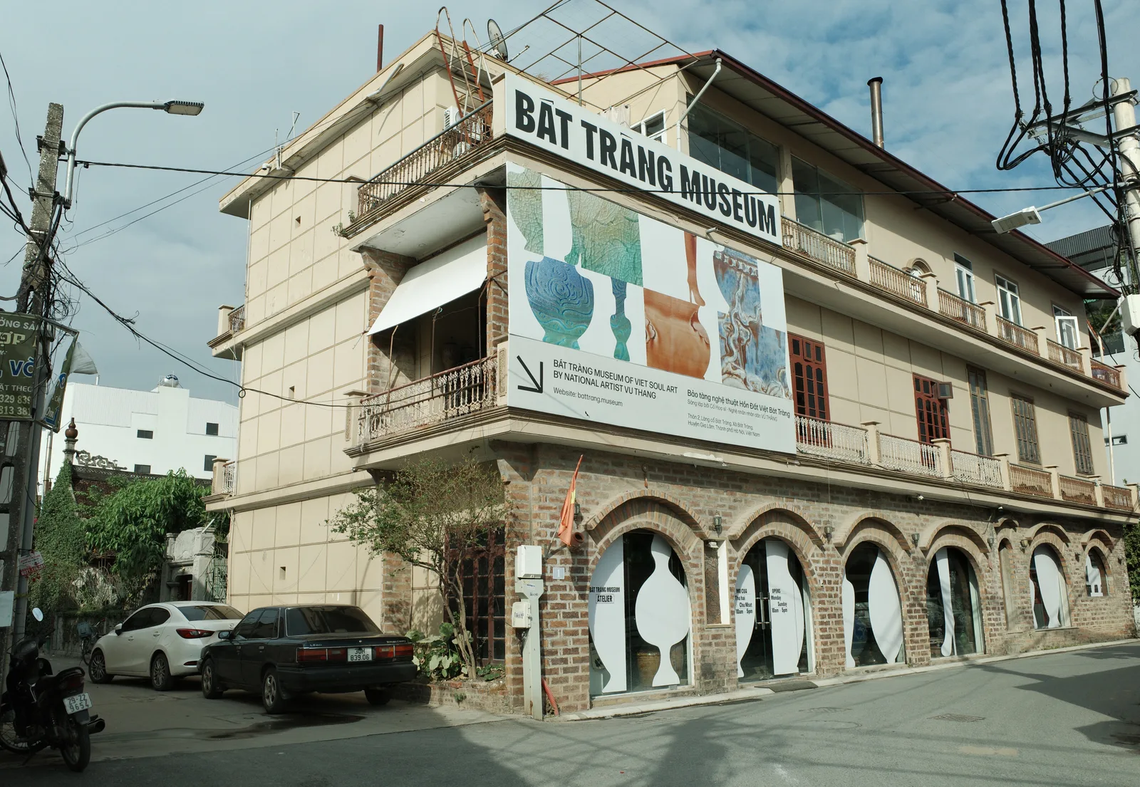 Main view at Bát Tràng Museum by National Artist Vũ Thắng Hanoi — travel photo