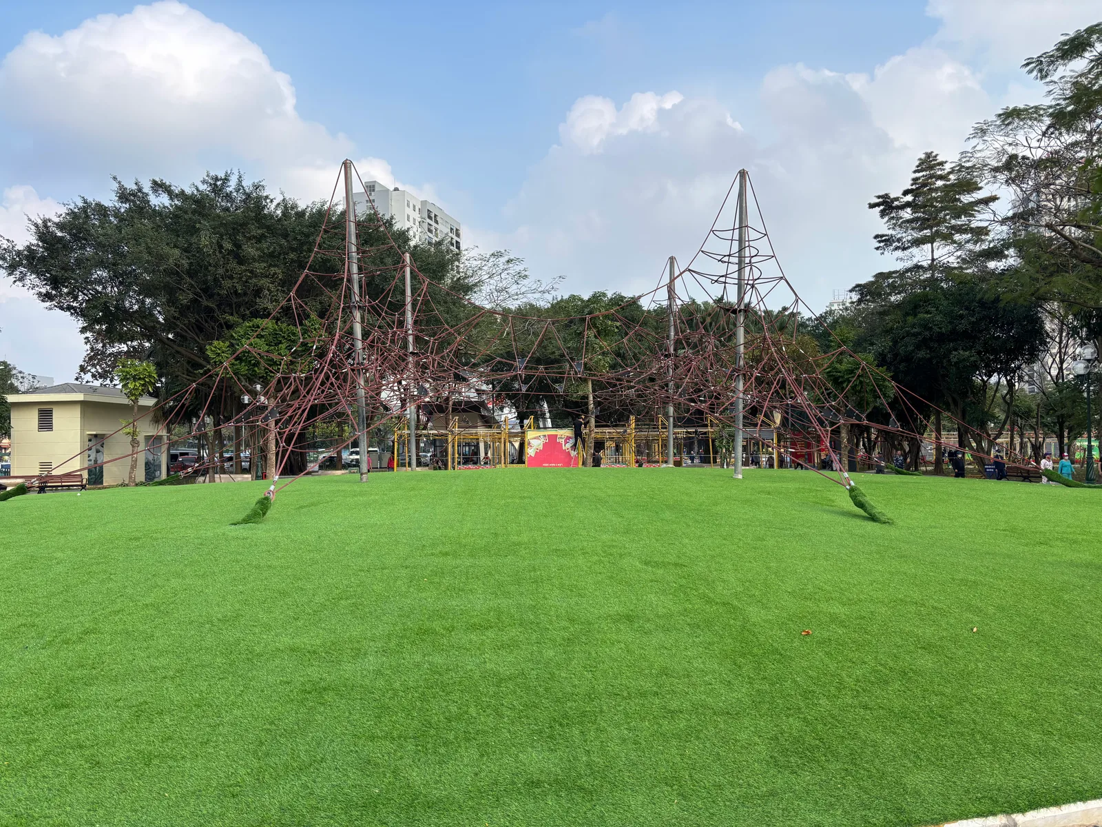 Details at Cau Giay Park Hanoi — travel photo