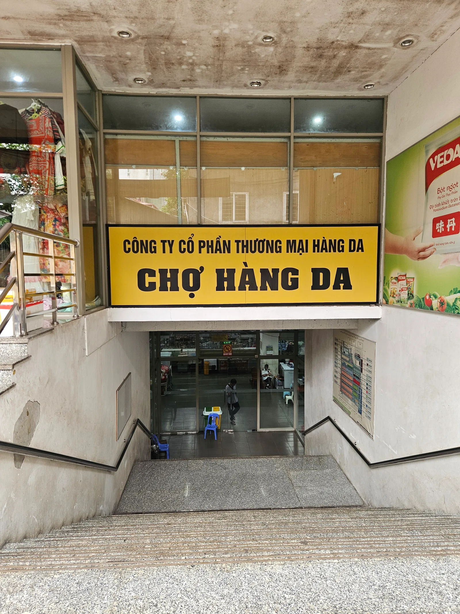 Interior at Hàng Da Market Hanoi — travel photo