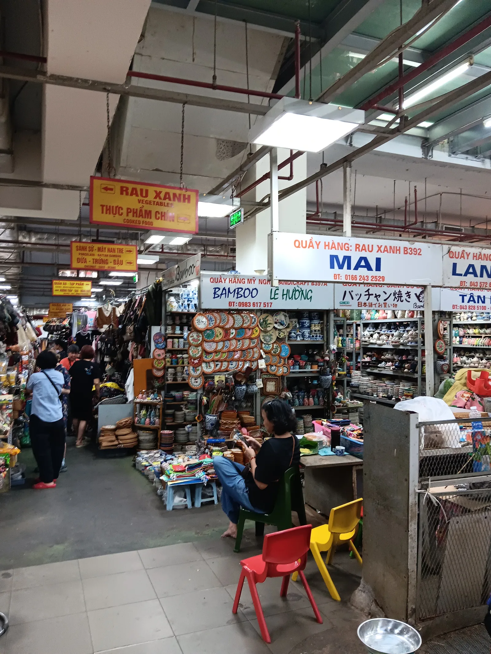 Atmosphere at Hàng Da Market Hanoi — travel photo