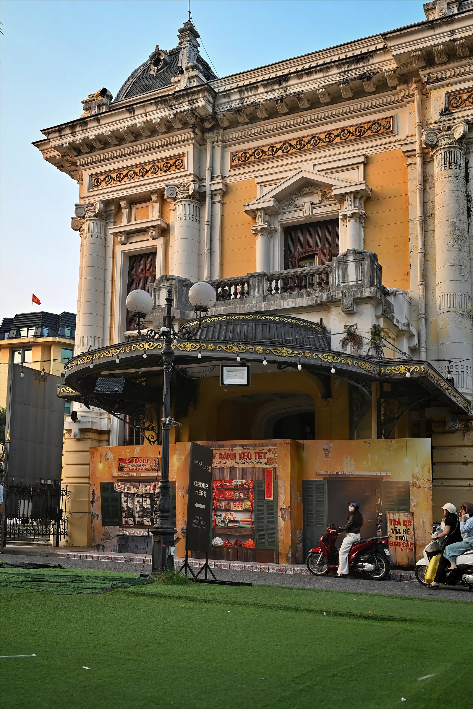 Atmosphere at Hanoi Opera House Hanoi — travel photo