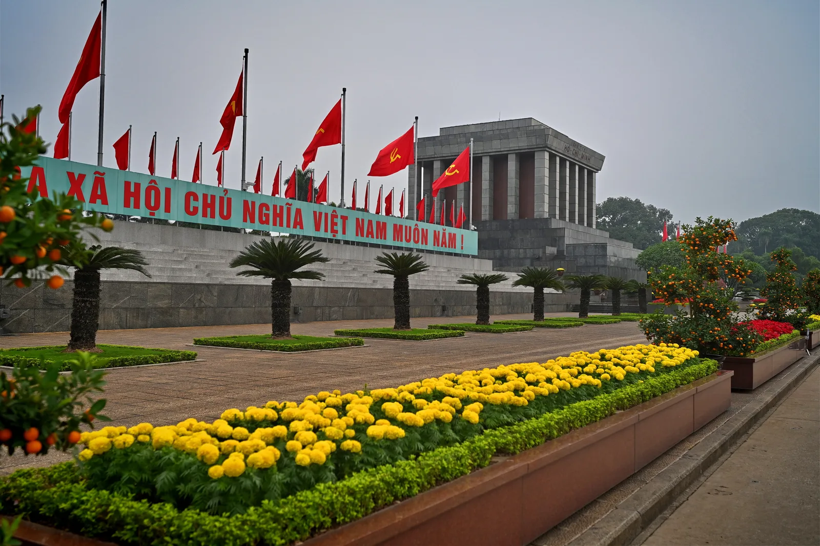 Atmosphere at Ho Chi Minh's Mausoleum Hanoi — travel photo
