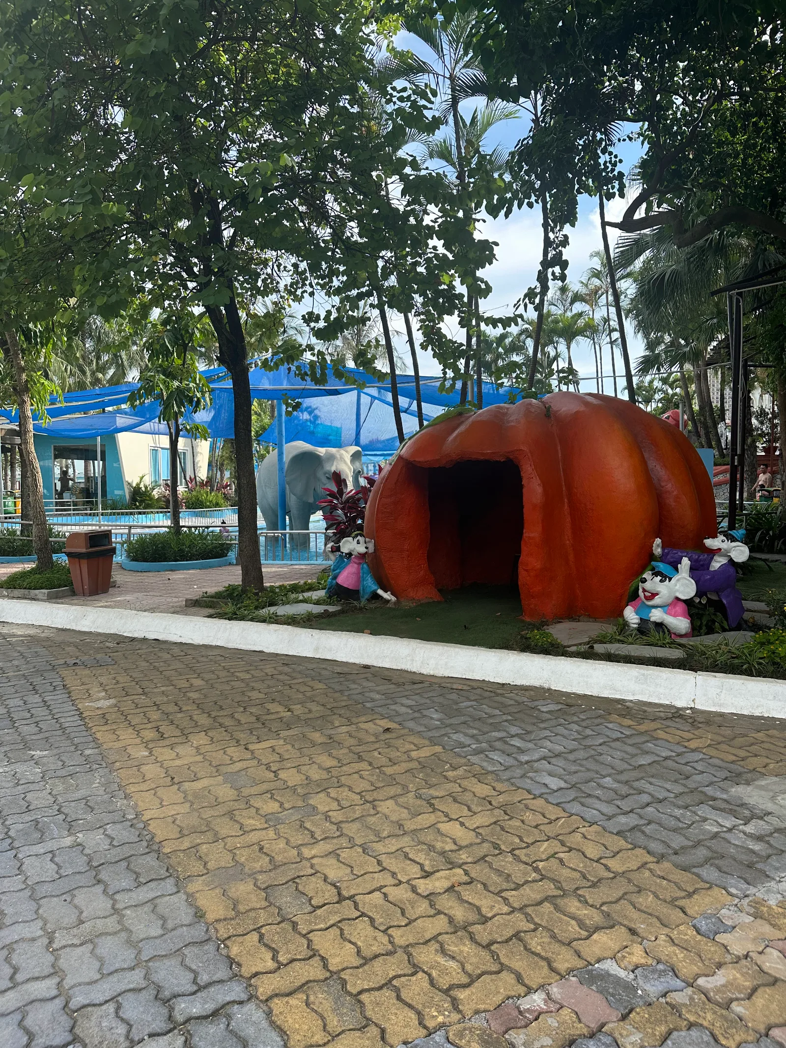 Details at Ho Tay Water Park Hanoi — travel photo
