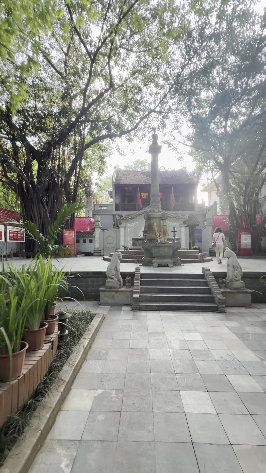 Atmosphere at King Le Thai To's Temple Hanoi — travel photo