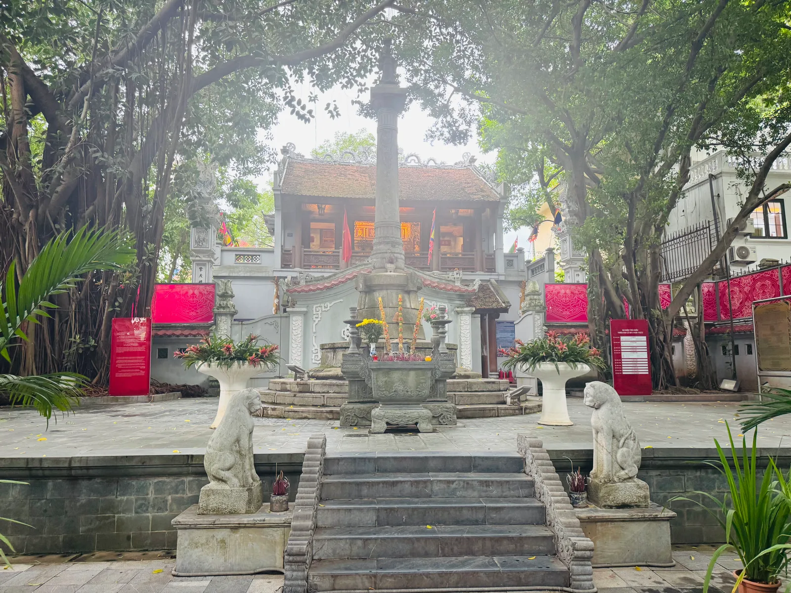 King Le Thai To's Temple