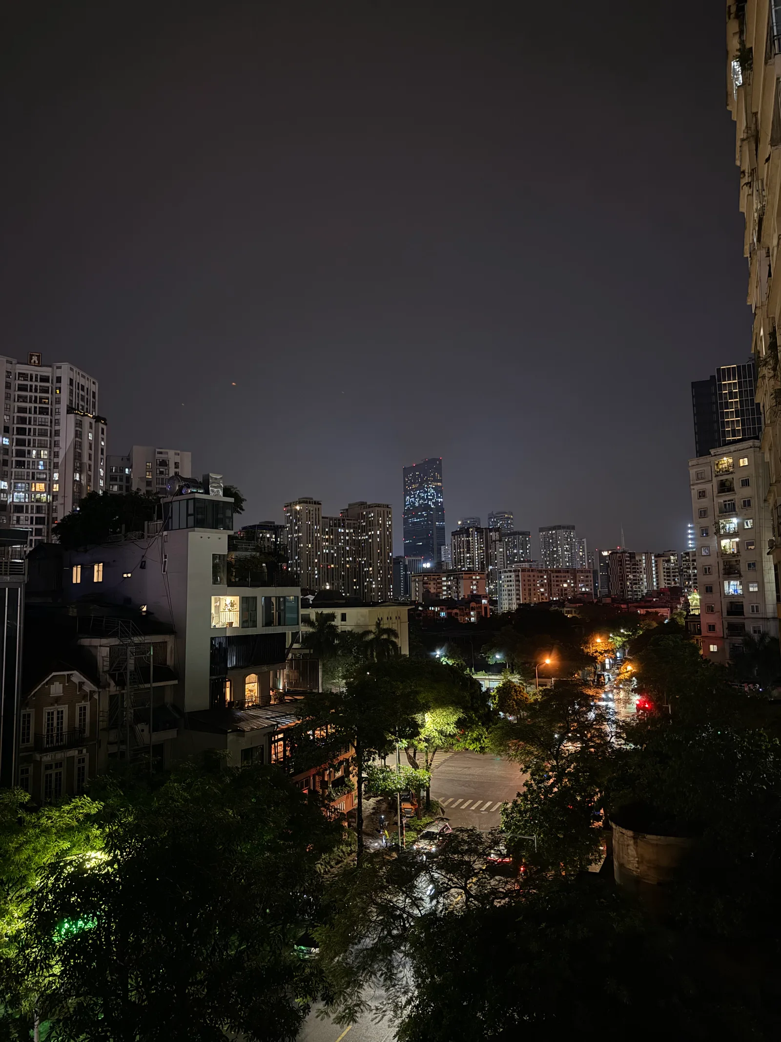 Atmosphere at monochrome (hanoi) Hanoi — travel photo