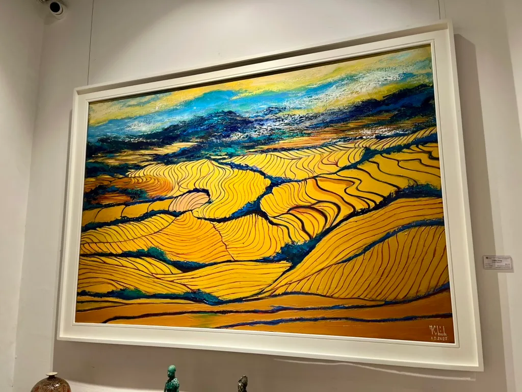 Atmosphere at Nguyen Art Gallery Hanoi — travel photo