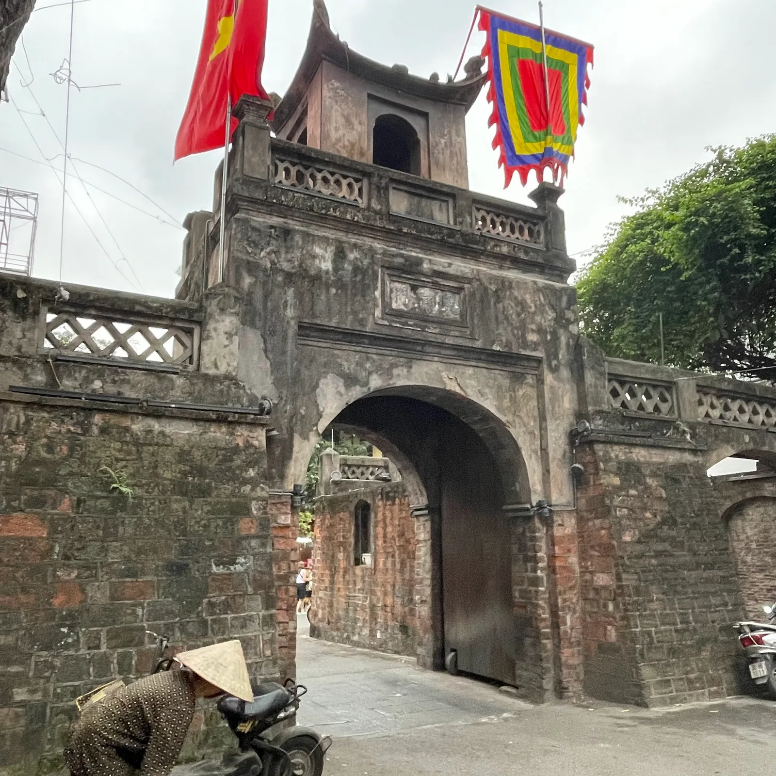 Details at Ô Quan Chưởng Hanoi — travel photo