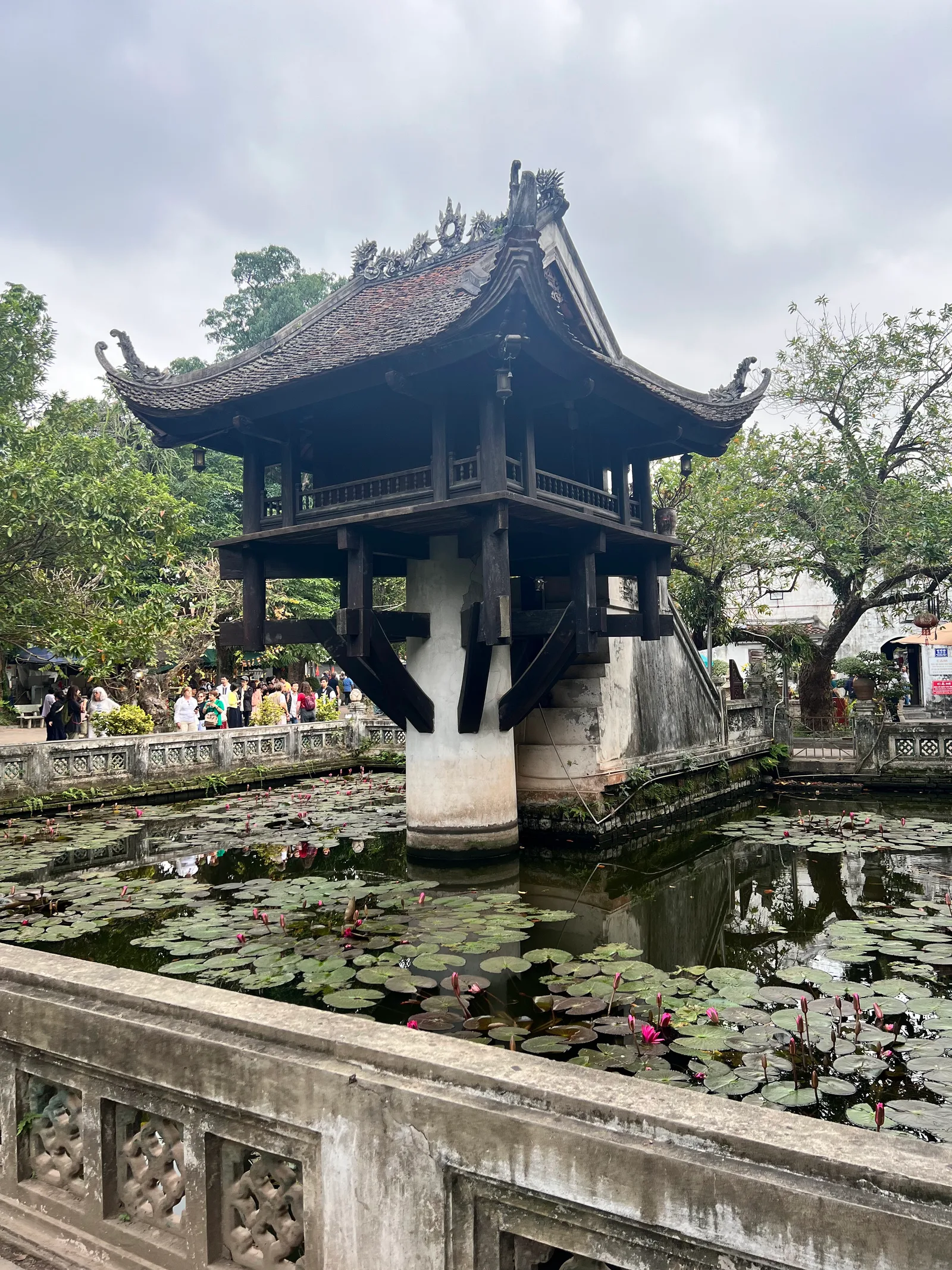 Atmosphere at One Pillar Pagoda Hanoi — travel photo