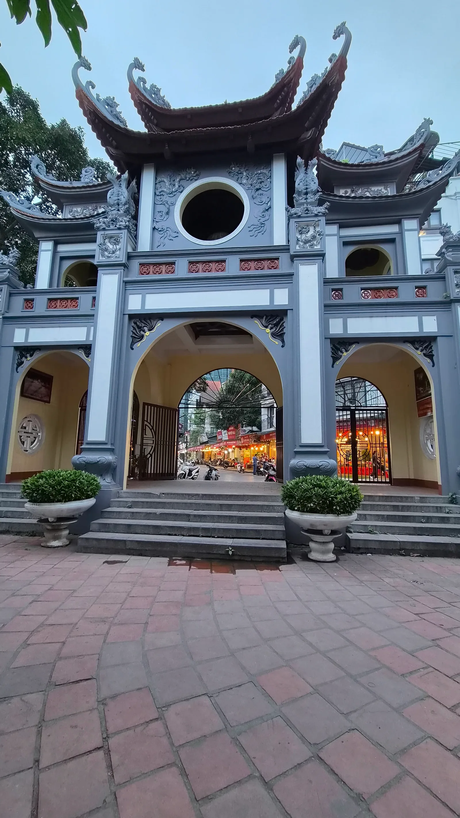 Atmosphere at Phủ Tây Hồ Hanoi — travel photo