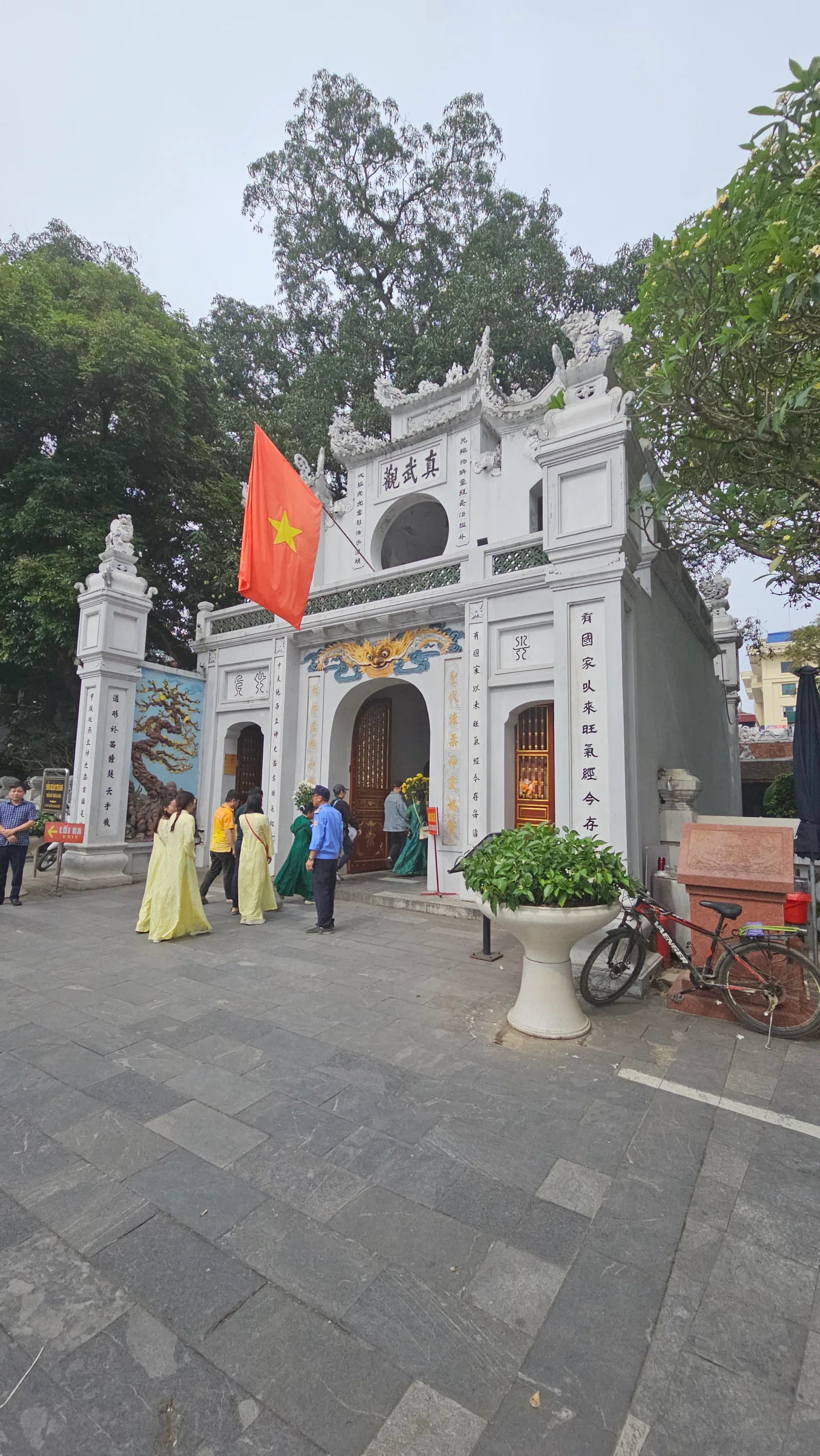 Atmosphere at Quan Thanh Temple Hanoi — travel photo
