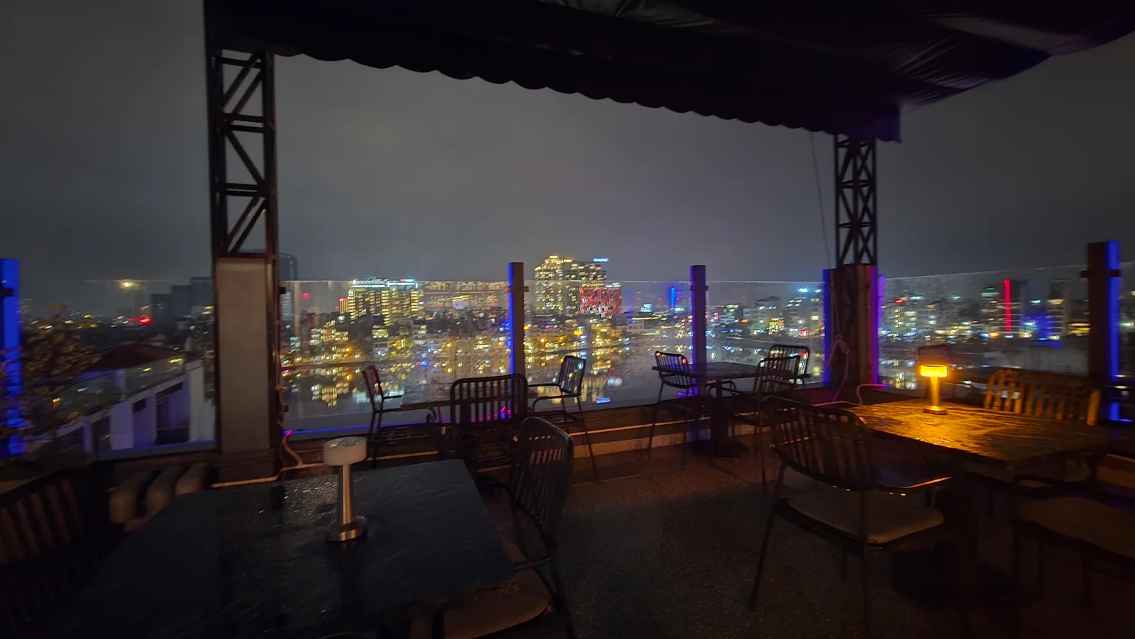 Atmosphere at SkyOn9 Rooftop Westlake Hanoi — travel photo