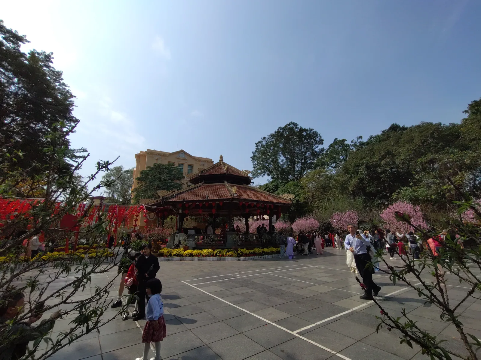 Atmosphere at Sword Lake Octagon House Hanoi — travel photo