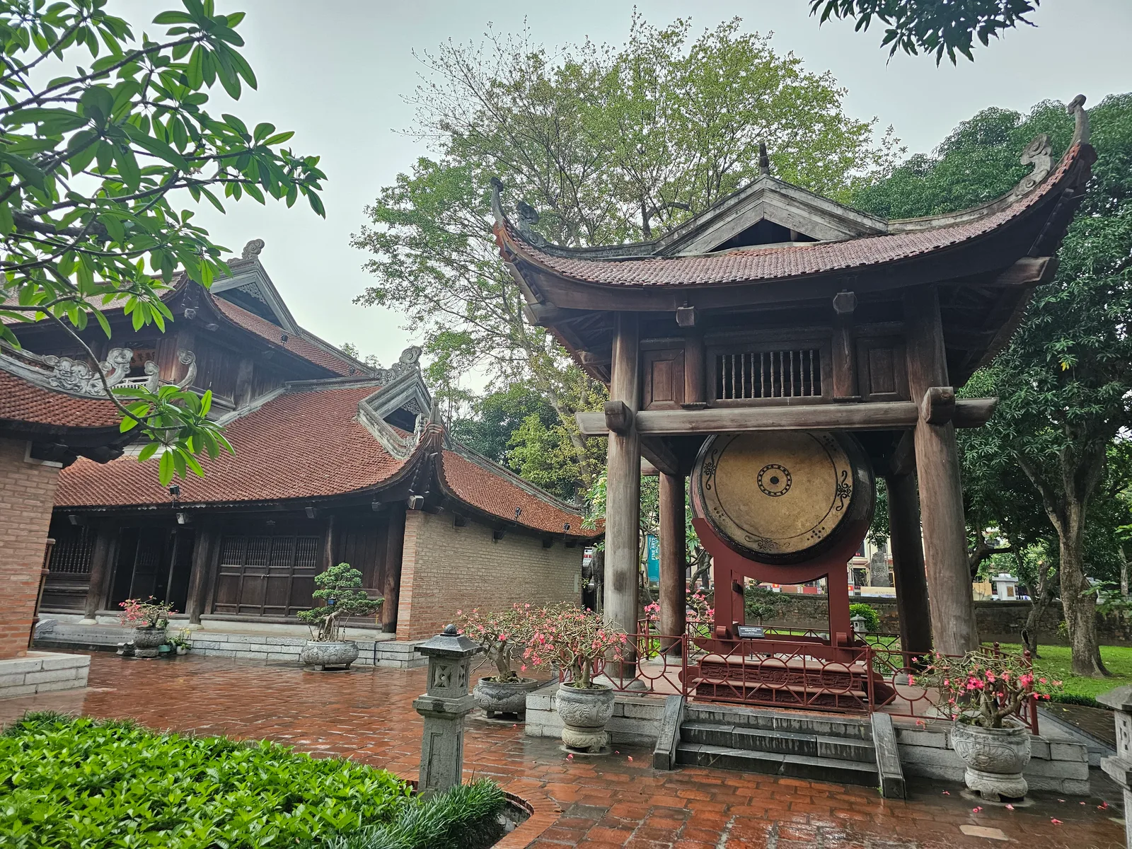 Atmosphere at Temple Of Literature Hanoi — travel photo