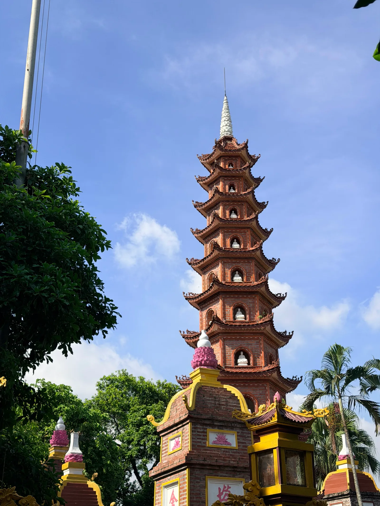 Details at Tran Quoc Pagoda Hanoi — travel photo