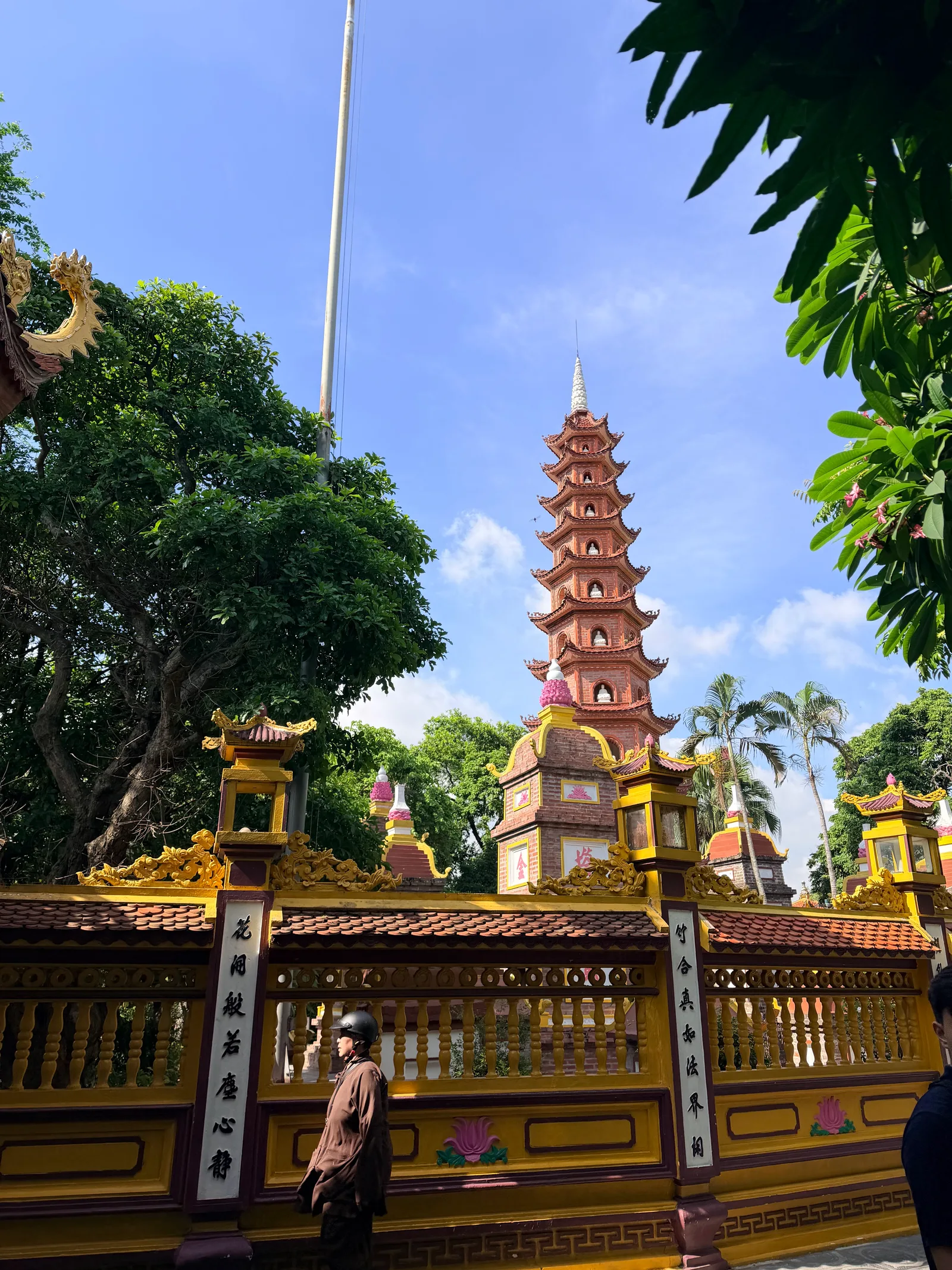Atmosphere at Tran Quoc Pagoda Hanoi — travel photo