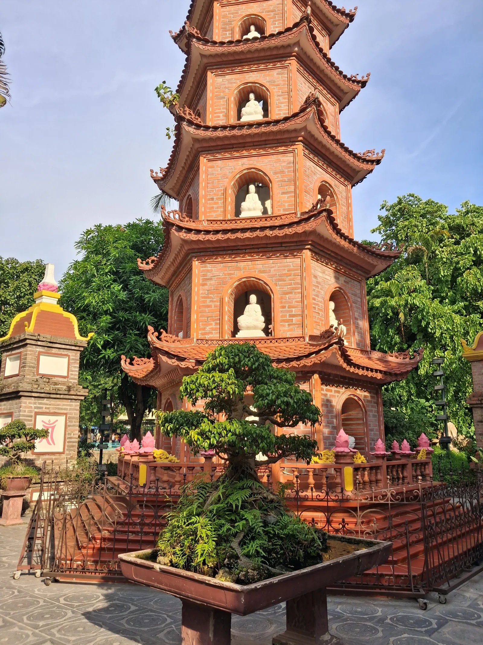 Tran Quoc Pagoda — family guide Hanoi