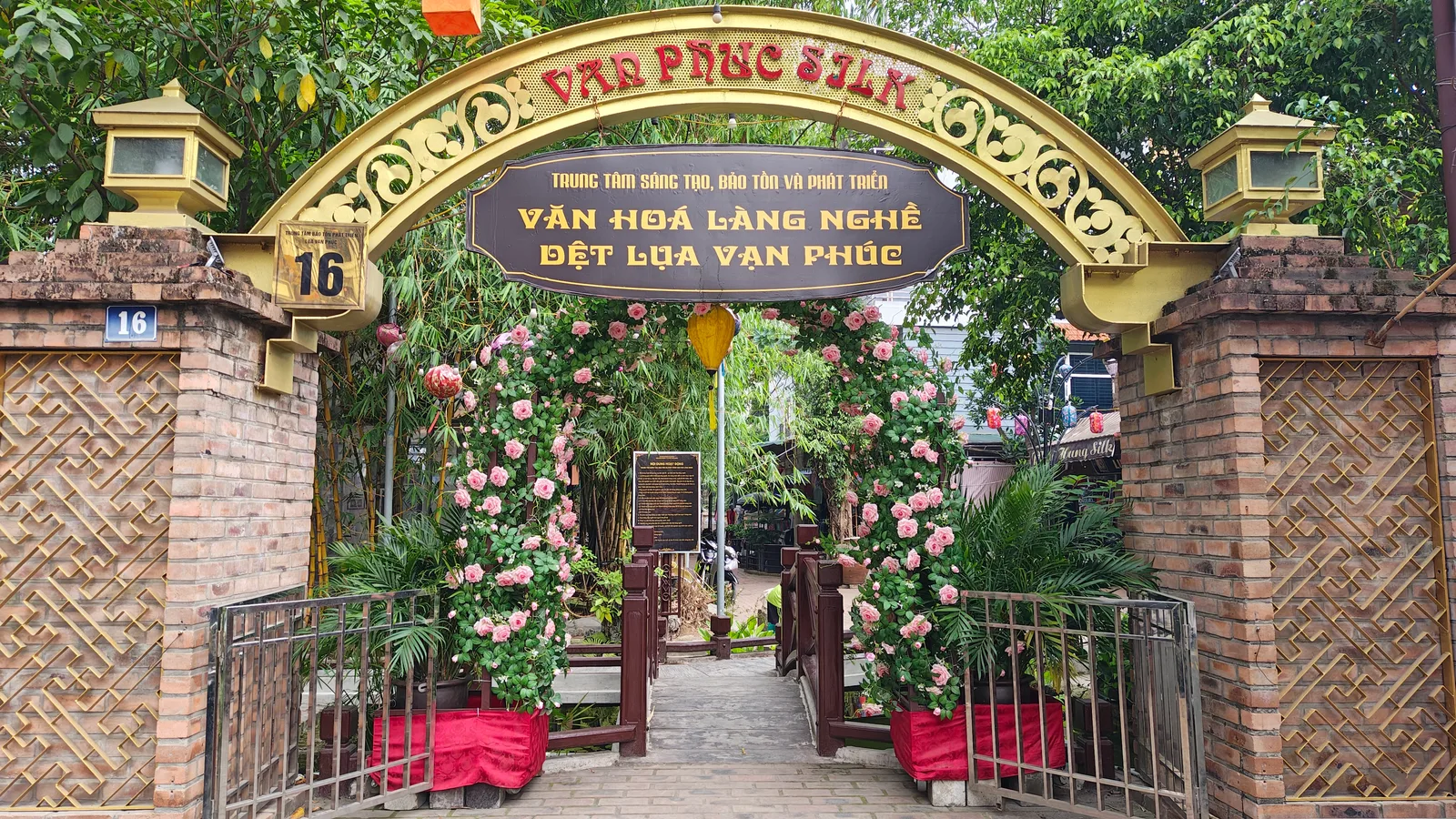 Atmosphere at Village de la Soie (Silk Village) Hanoi — travel photo