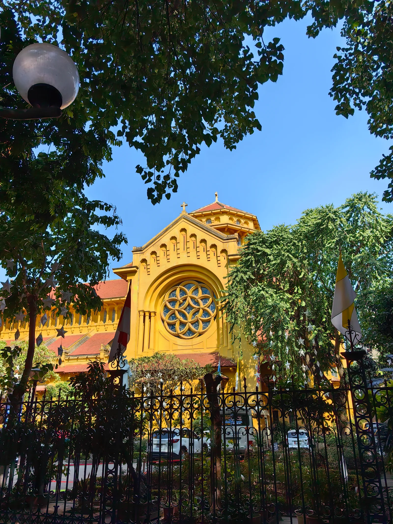 Atmosphere at Yen So Park Hanoi — travel photo