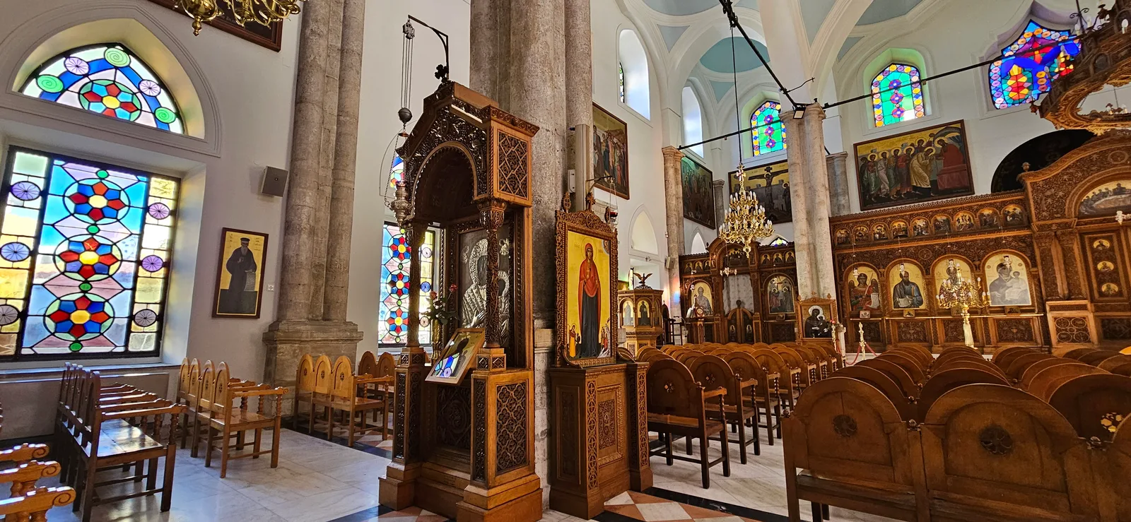 Atmosphere at Cathedral Holy Temple of Saint Titus Heraklion — travel photo