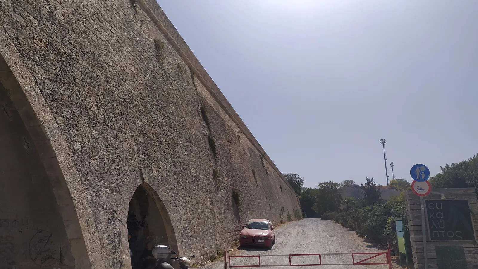 Details at Kommeno Mpenteni Heraklion — travel photo