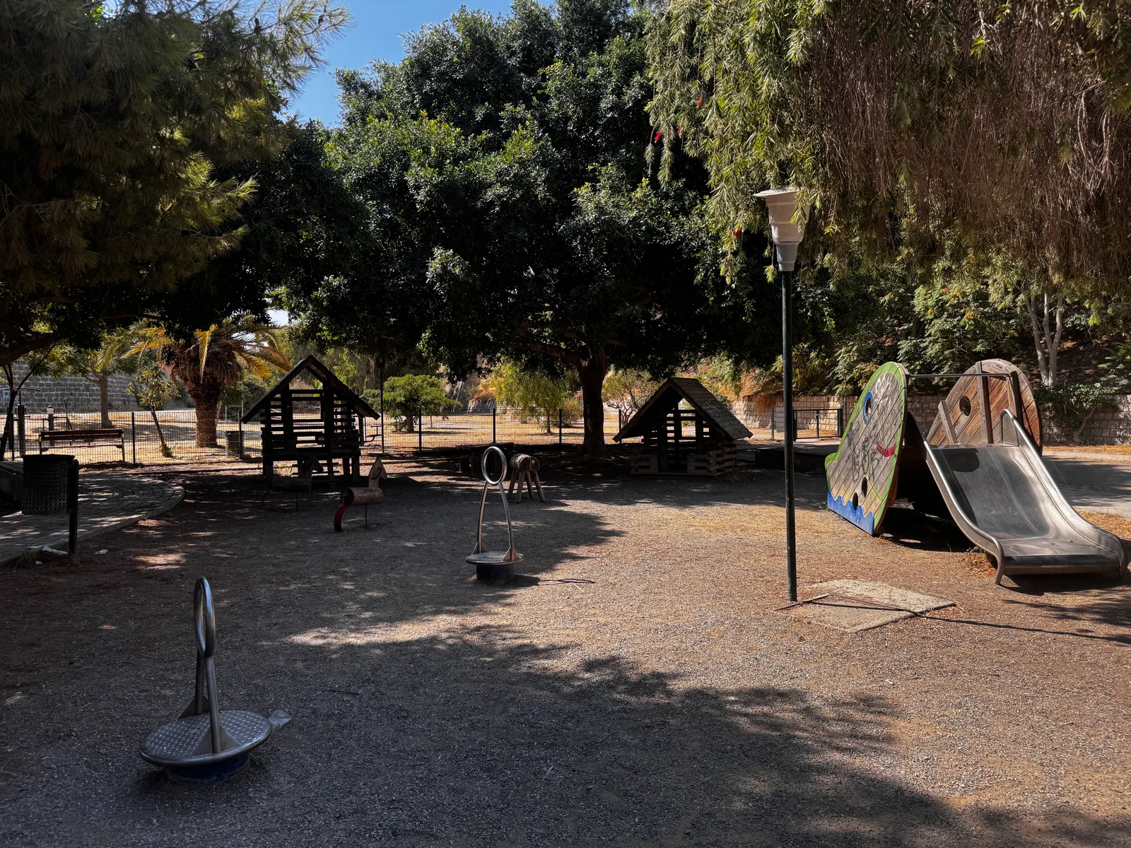 Atmosphere at Kommeno Mpenteni Playground Heraklion — travel photo